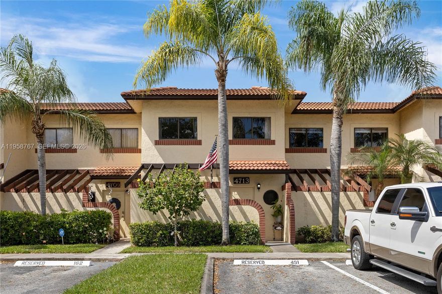 Spacious 3-bed, 2.5-bath townhouse on Sunrise with 1,512 sq ft of modern comfort. Centrally located, it offers 2 parking spaces, a community pool, and tennis court. Cose to restaurants and schools, this is a great opportunity for families or as an investment property.