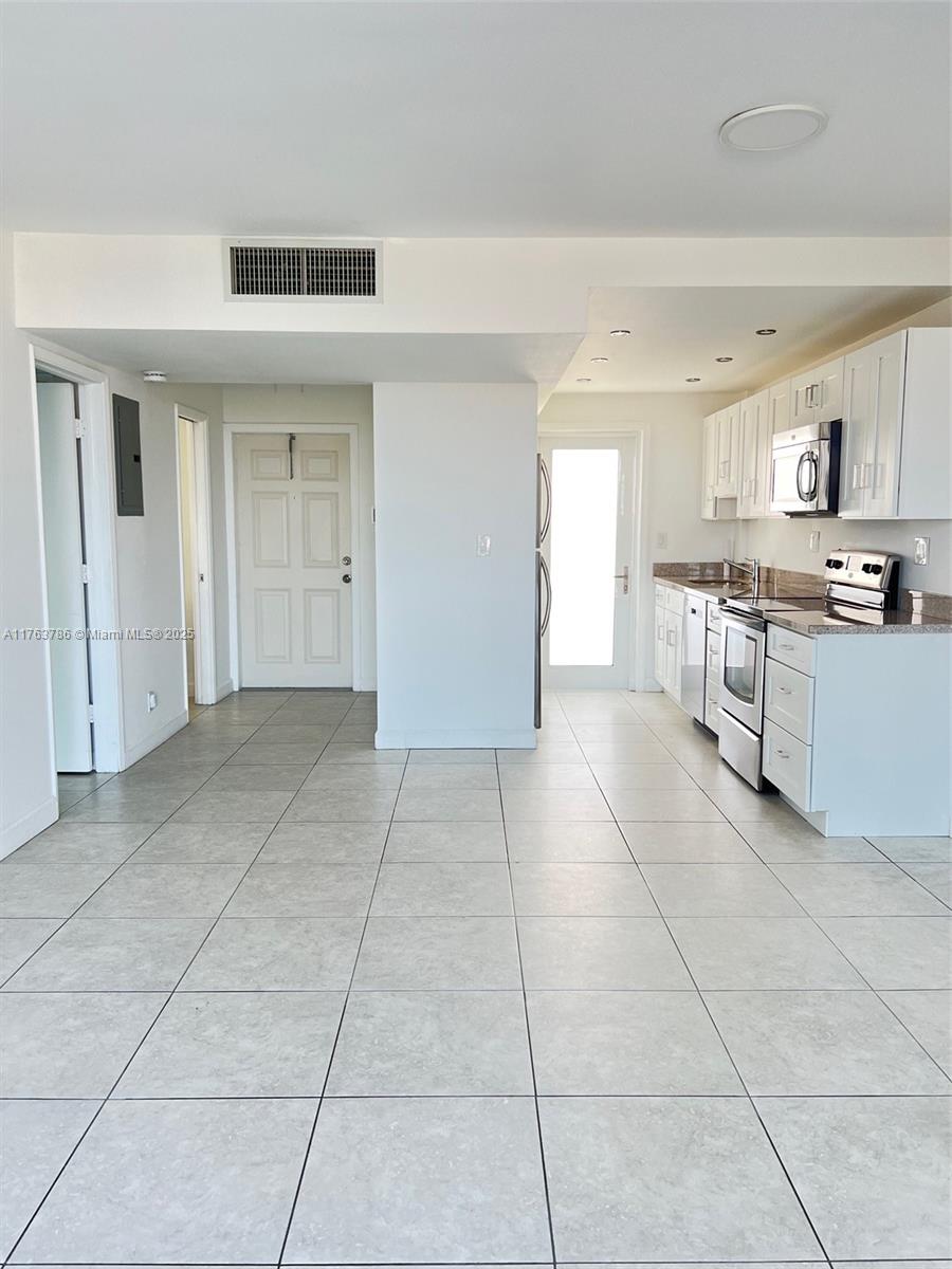 Rental Property at 333 Ne 21st Ave 306, Deerfield Beach, Broward County, Florida - Bedrooms: 1 
Bathrooms: 2  - $2,500 MO.