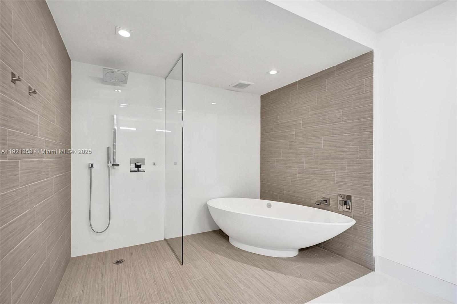 PARQUE TOWERS CONDO - Residential