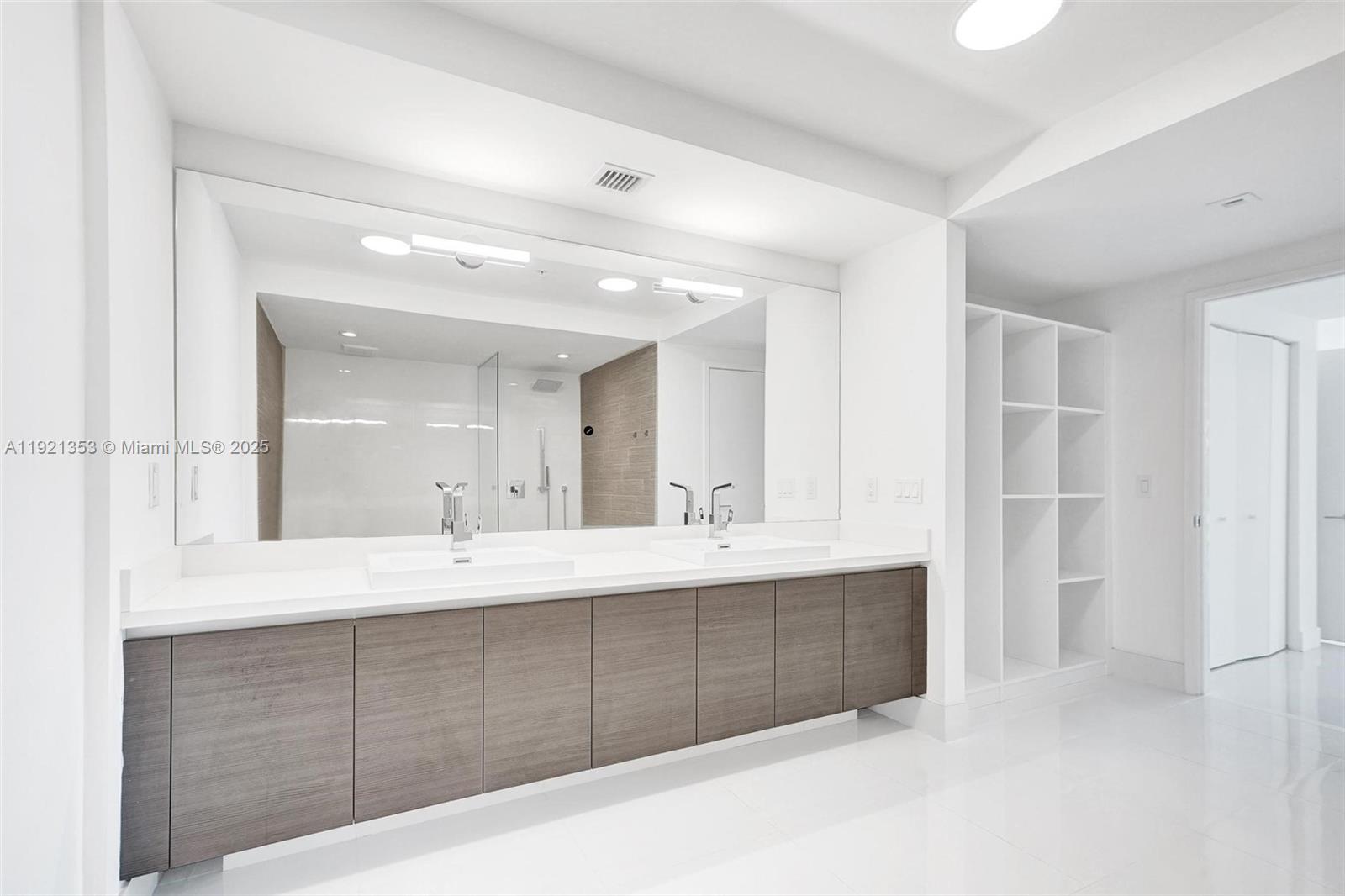 PARQUE TOWERS CONDO - Residential