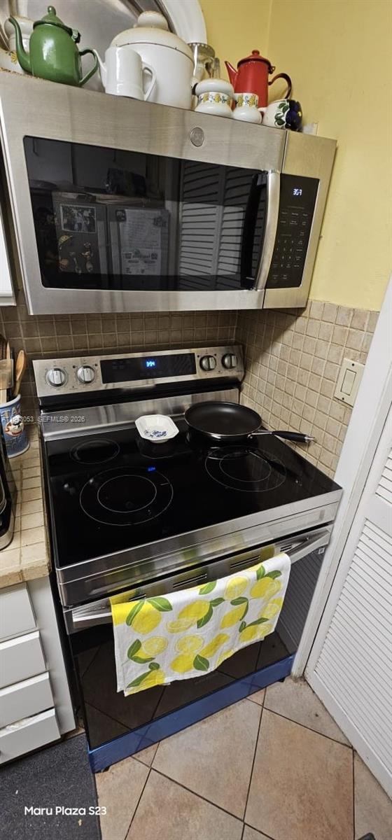 BUILDING SIX OF RACQUET C - Residential