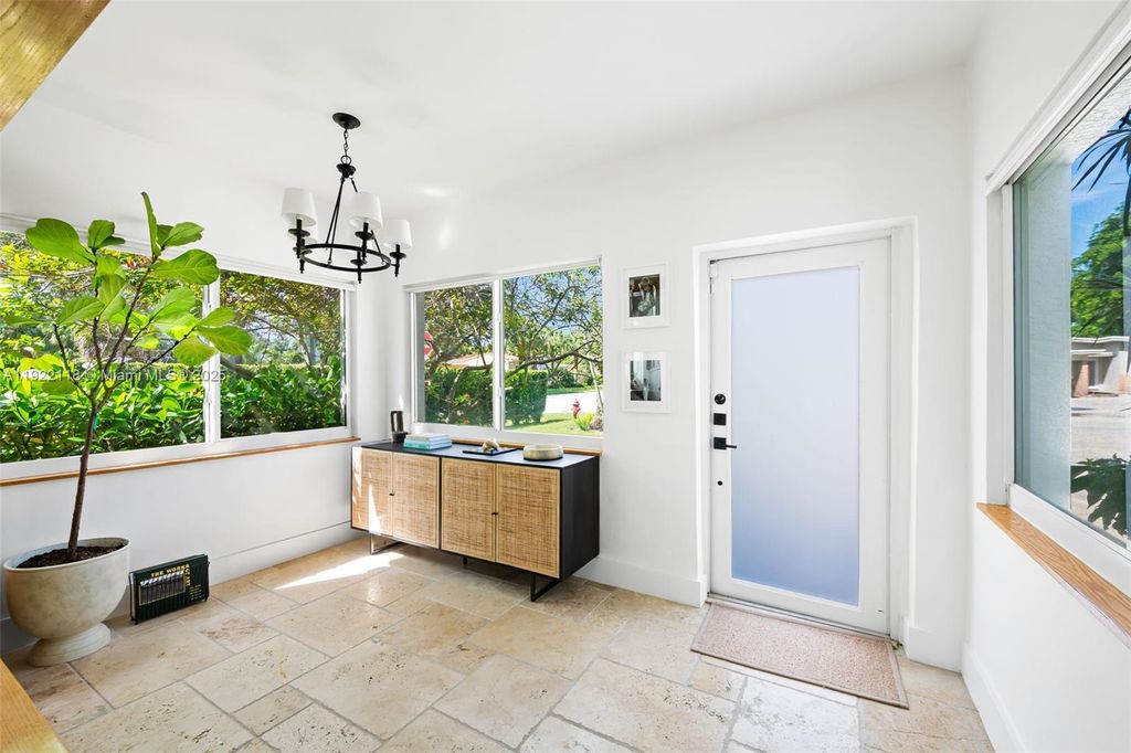 Photo of 520 SW 12th Ct, Fort Lauderdale, FL 33315 (MLS # A11922118)