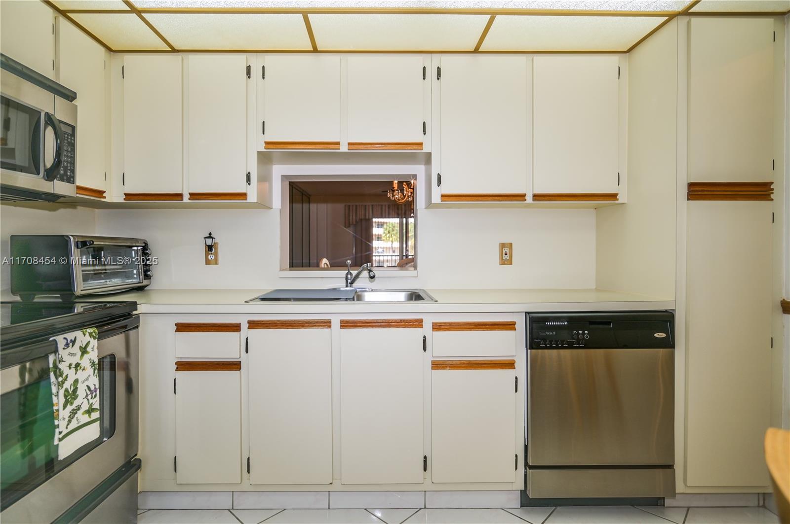 MEADOWBROOK LAKES VIEW CO - Residential