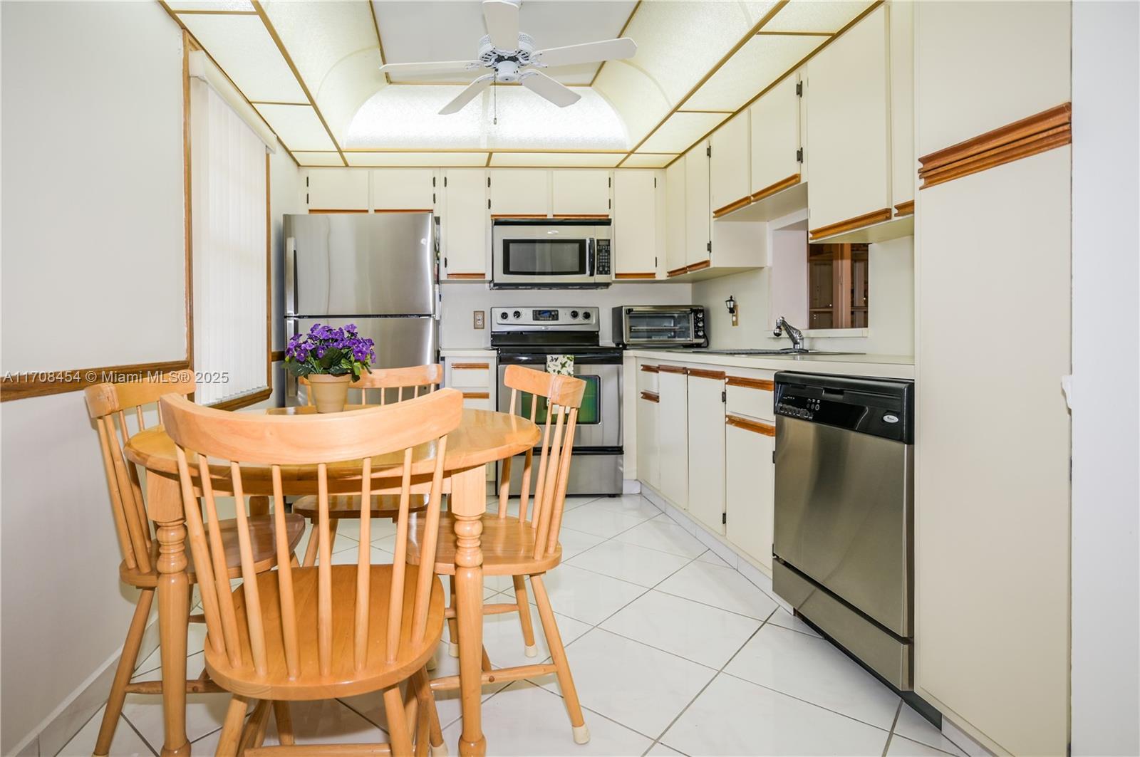 MEADOWBROOK LAKES VIEW CO - Residential