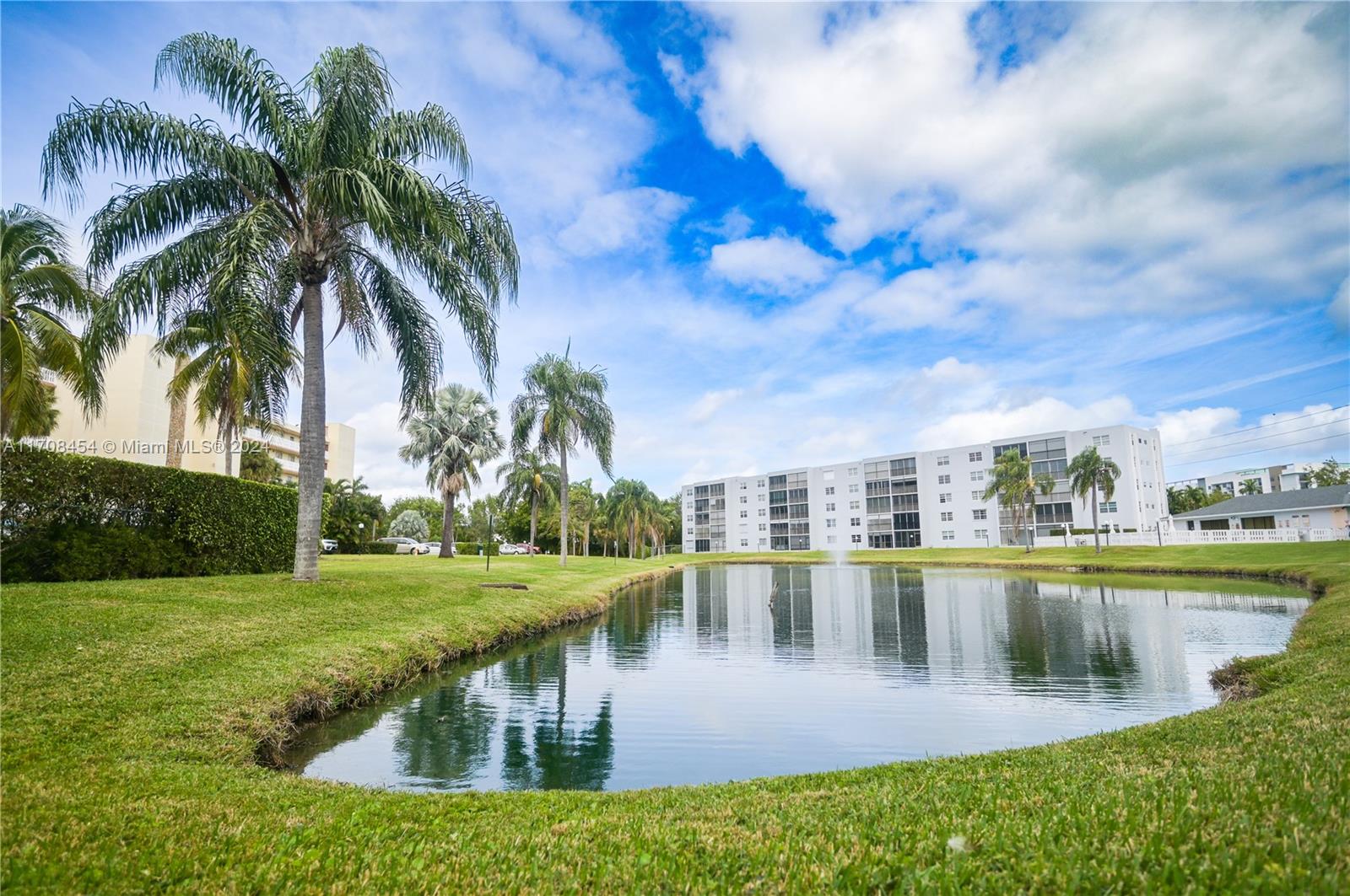 MEADOWBROOK LAKES VIEW CO - Residential