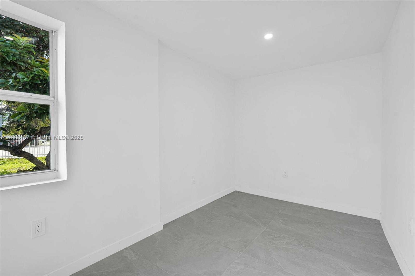 QUEENS PARK - Residential