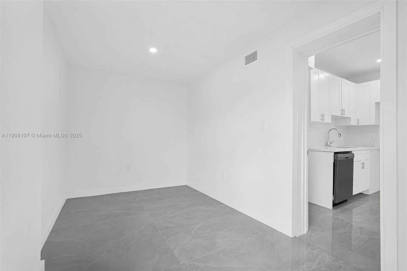 QUEENS PARK - Residential