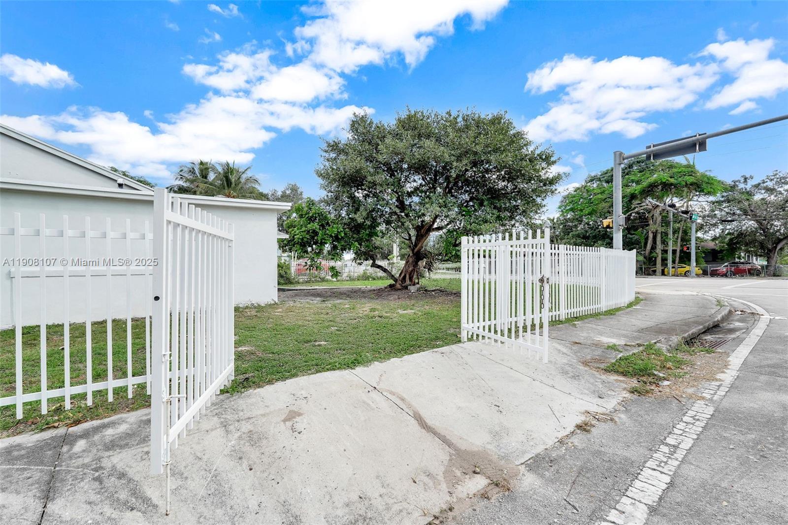 QUEENS PARK - Residential