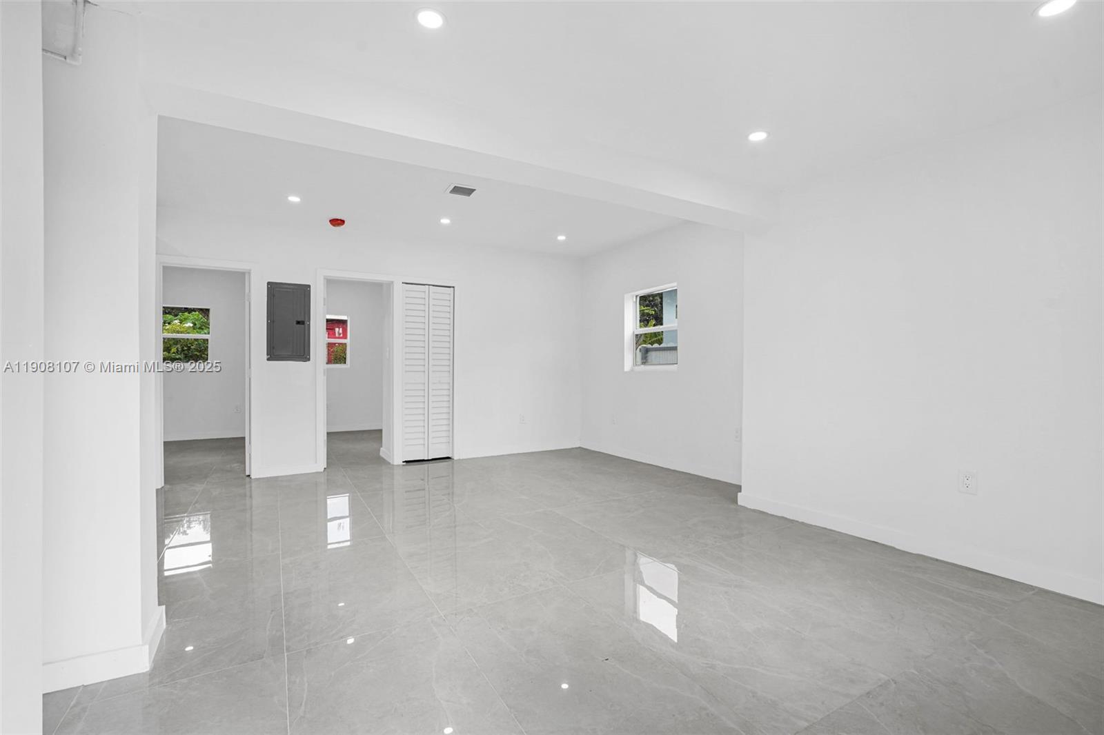 QUEENS PARK - Residential