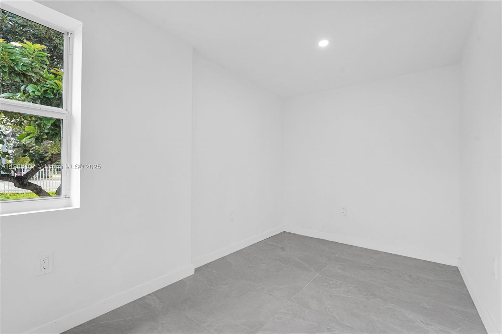 QUEENS PARK - Residential