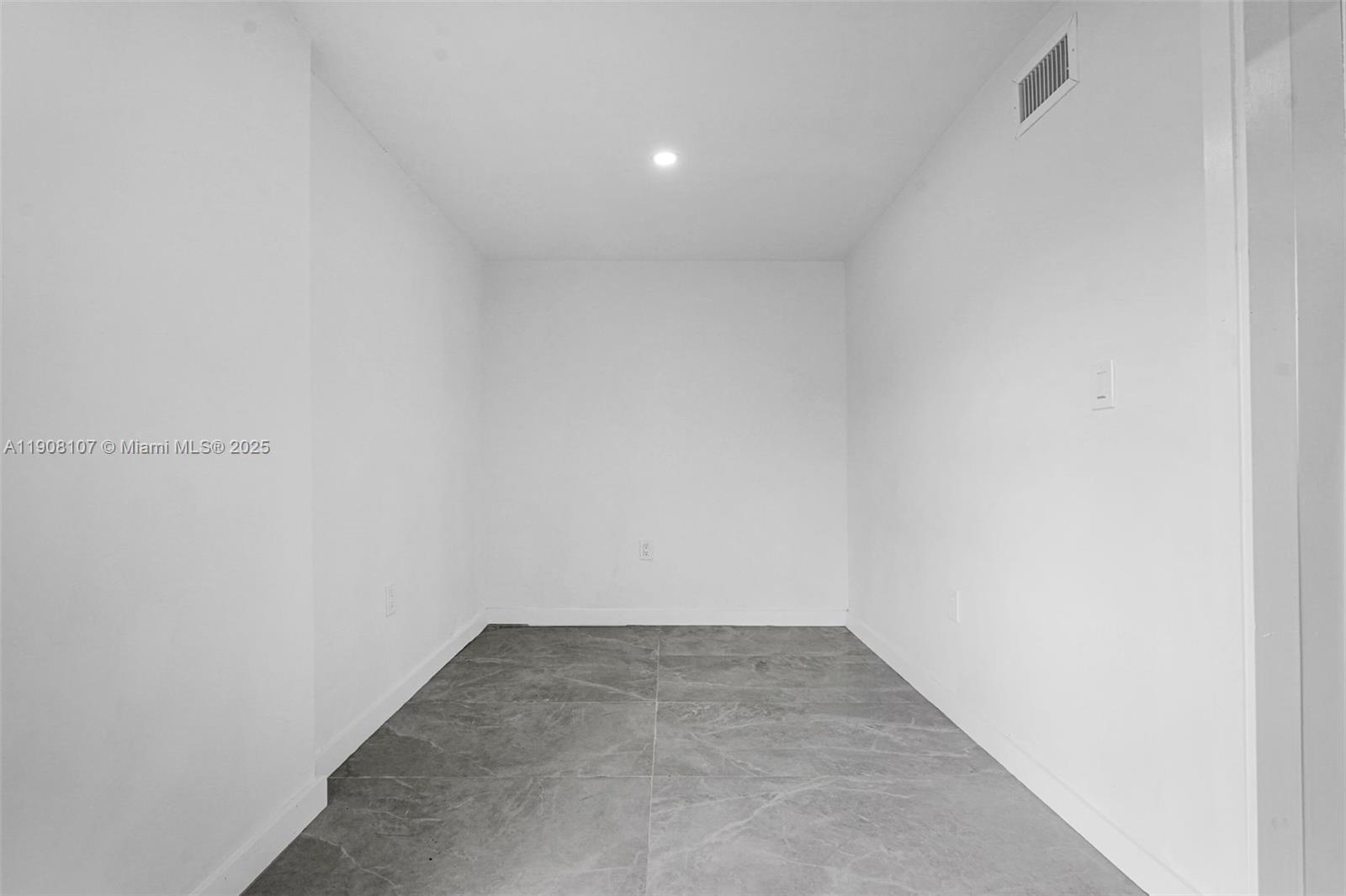 QUEENS PARK - Residential