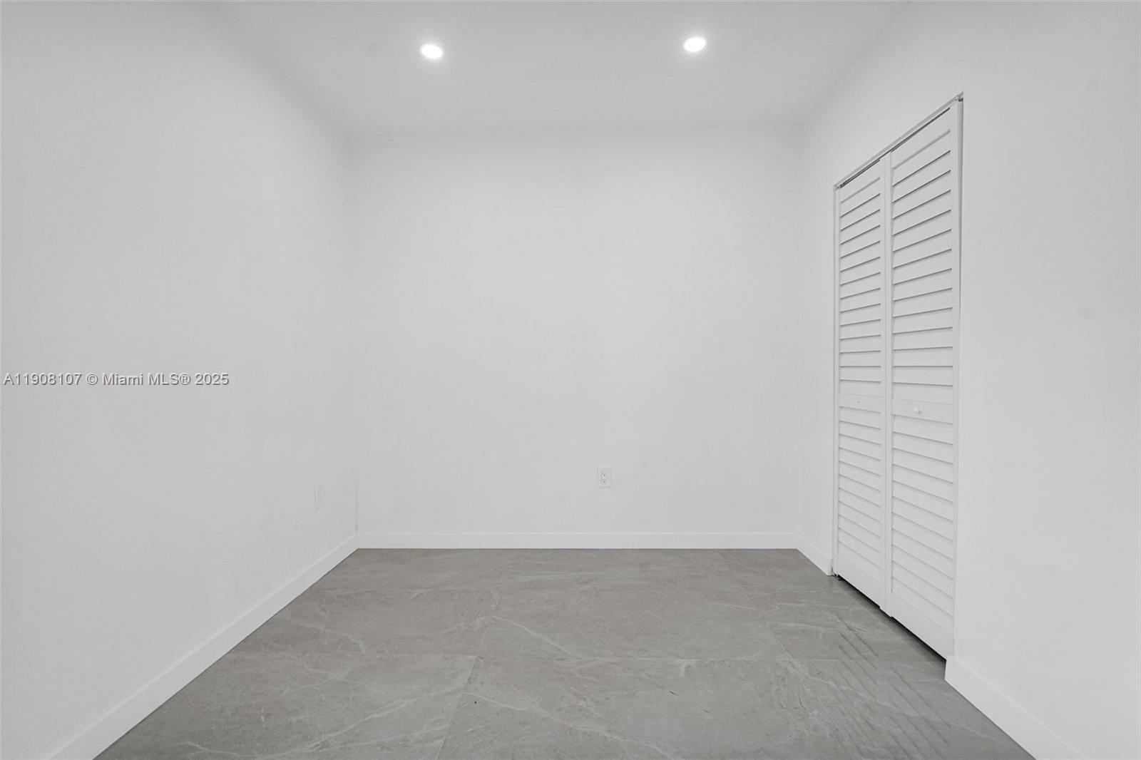 QUEENS PARK - Residential