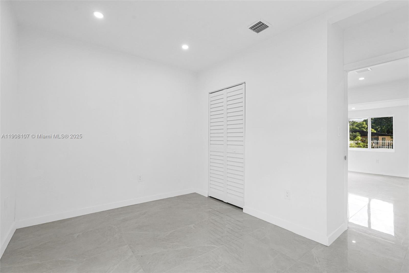 QUEENS PARK - Residential