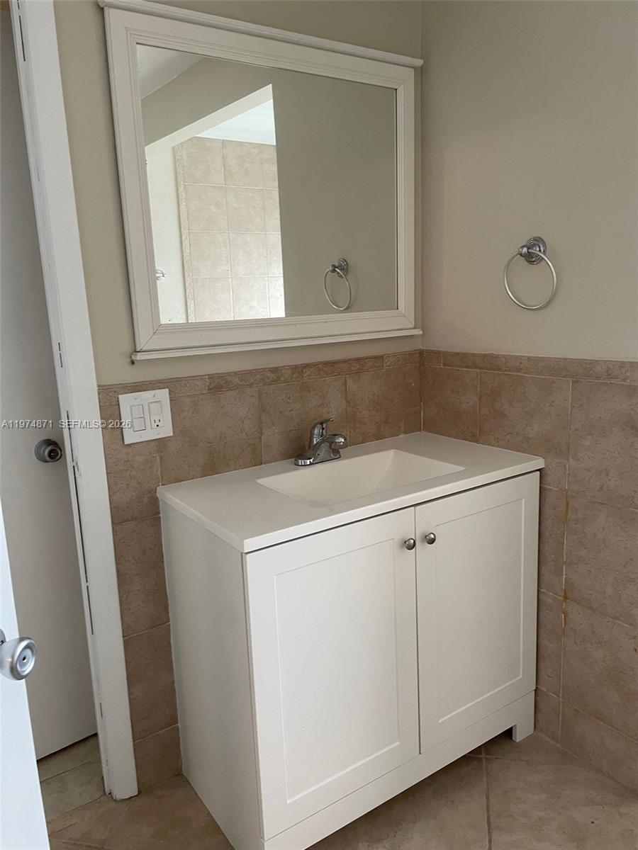 OASIS NO FOUR CONDO - Residential Lease