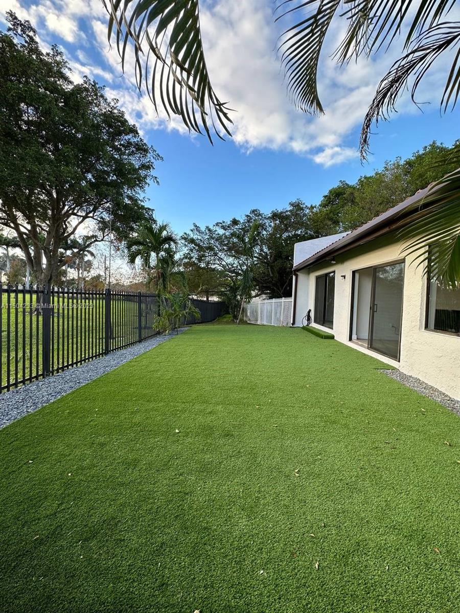 VILLAS ON THE GREEN - Residential