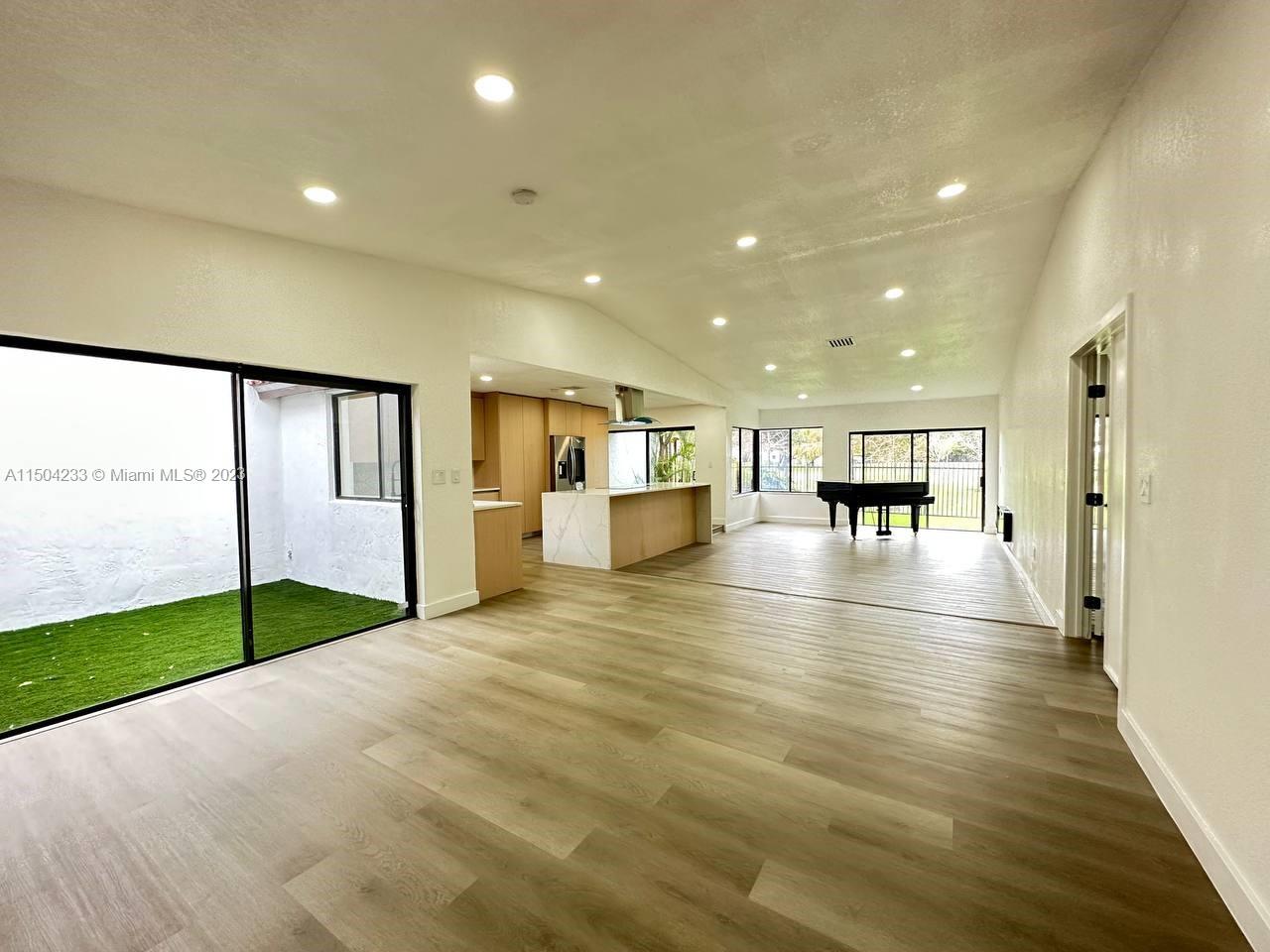 VILLAS ON THE GREEN - Residential