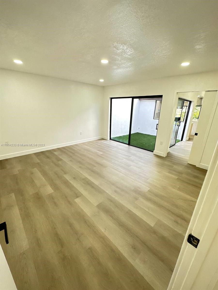 VILLAS ON THE GREEN - Residential