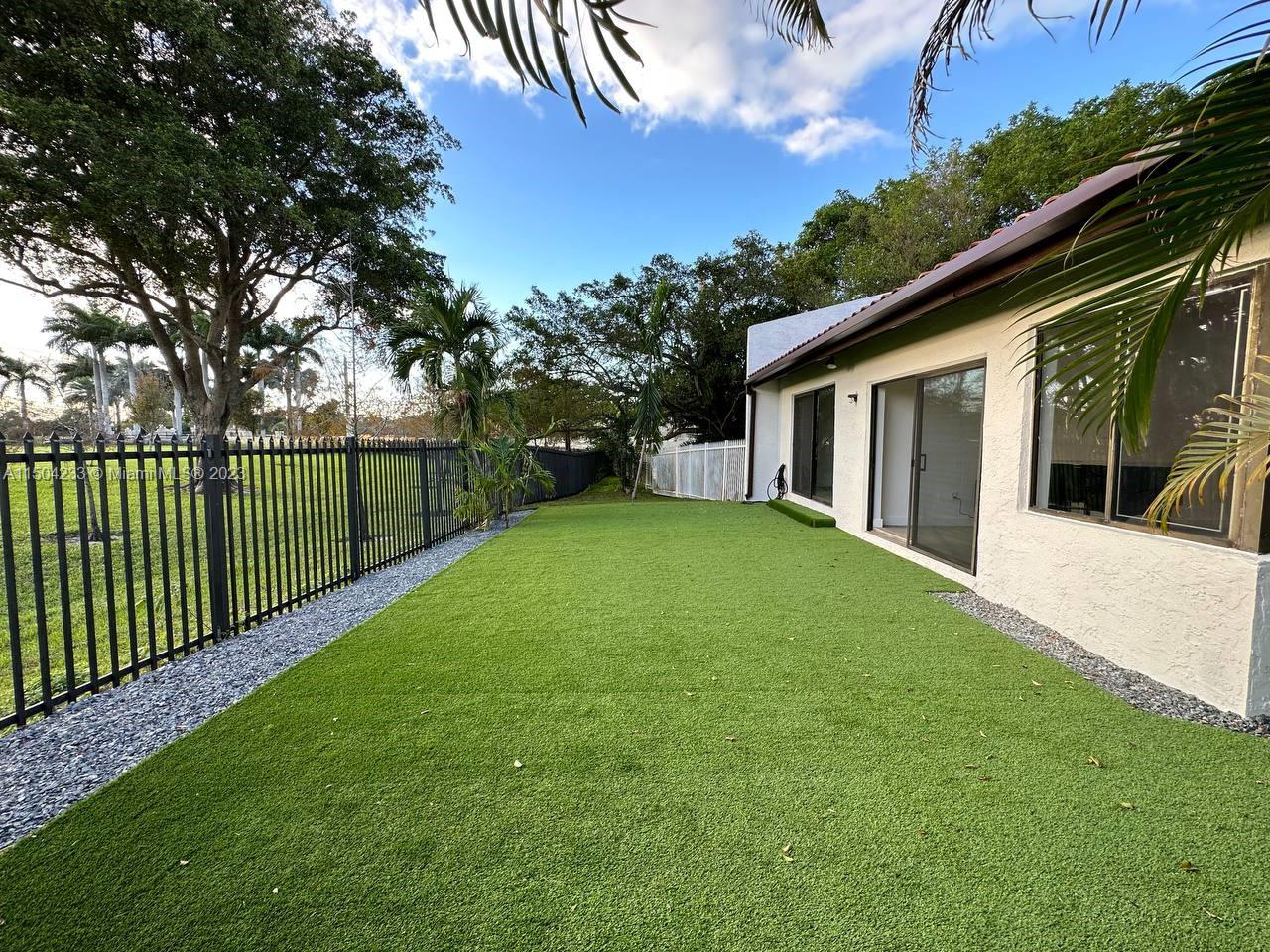 VILLAS ON THE GREEN - Residential