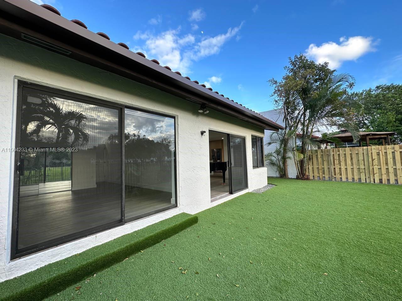 VILLAS ON THE GREEN - Residential