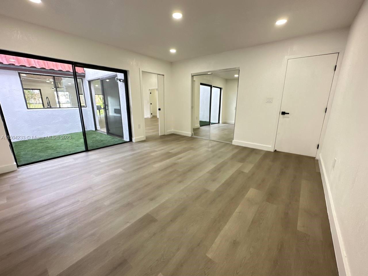 VILLAS ON THE GREEN - Residential