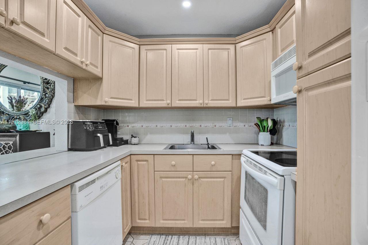 CARIBBEAN HOUSE CONDO - Residential