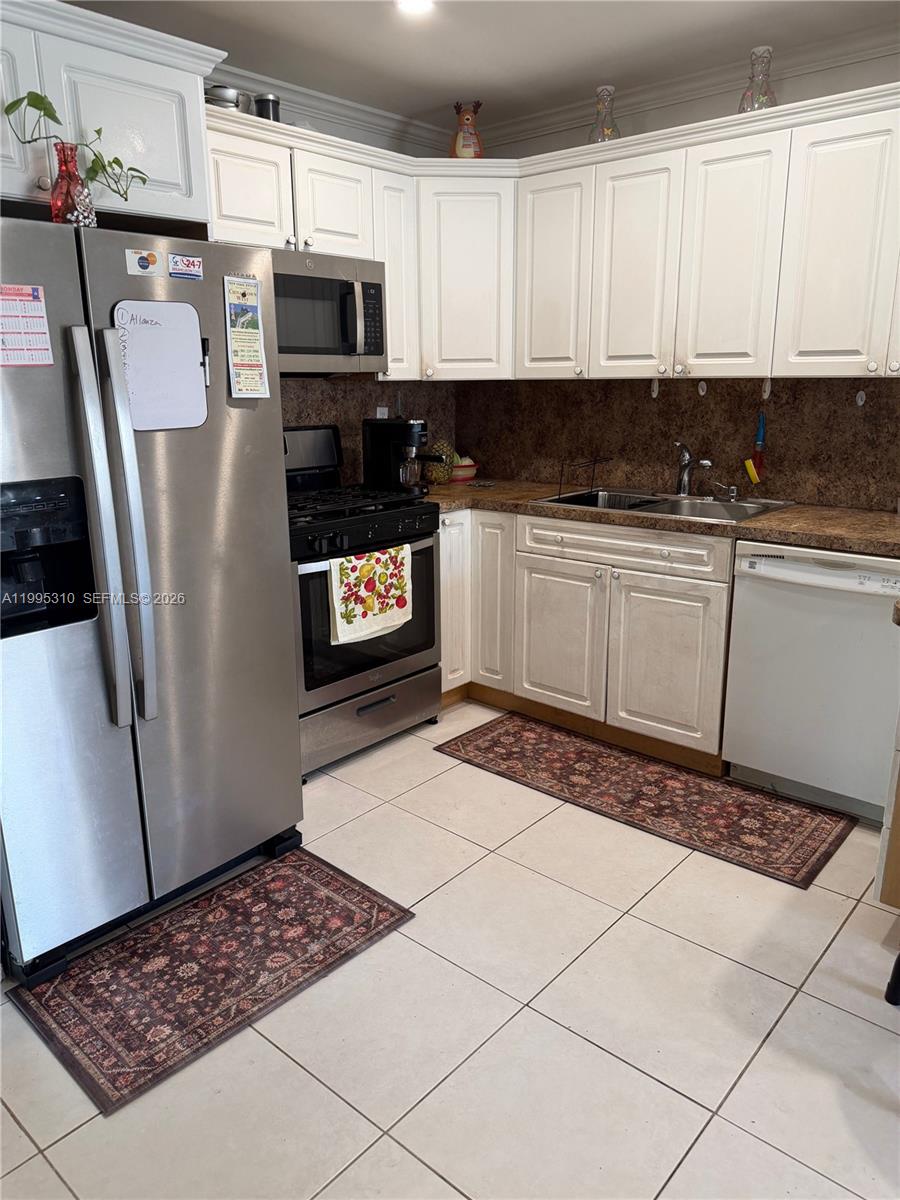 GREENGLADES CONDO 16 - Residential