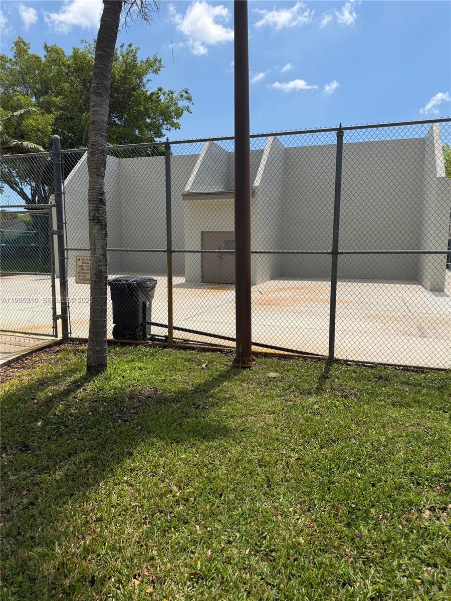 GREENGLADES CONDO 16 - Residential