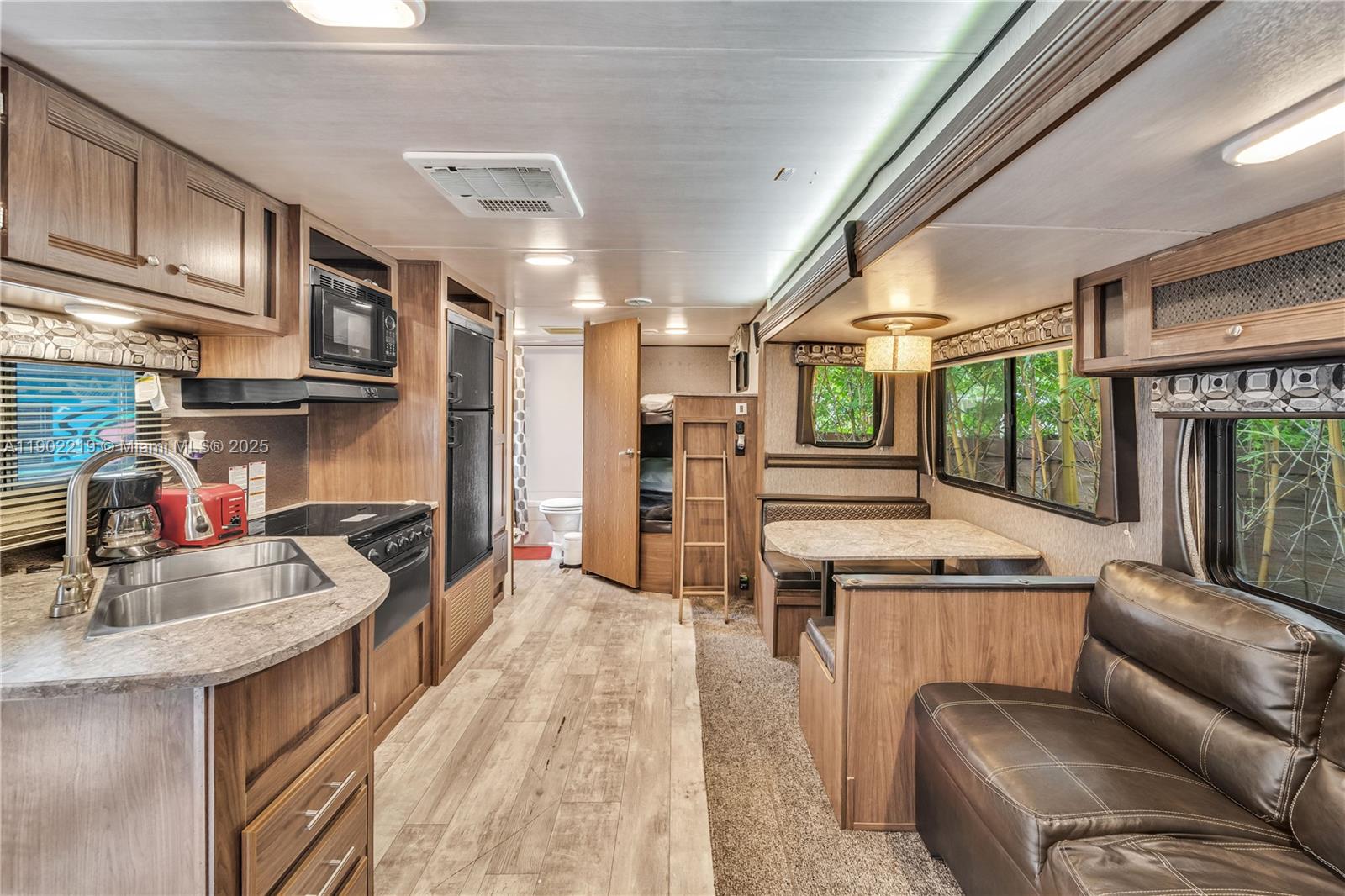 BRIAN MANORS - Residential Lease