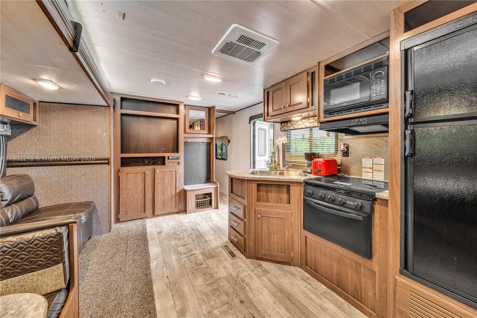 BRIAN MANORS - Residential Lease