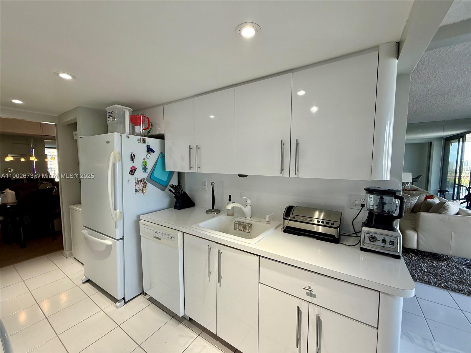 WINSTON TOWERS 700 CONDO - Residential Lease