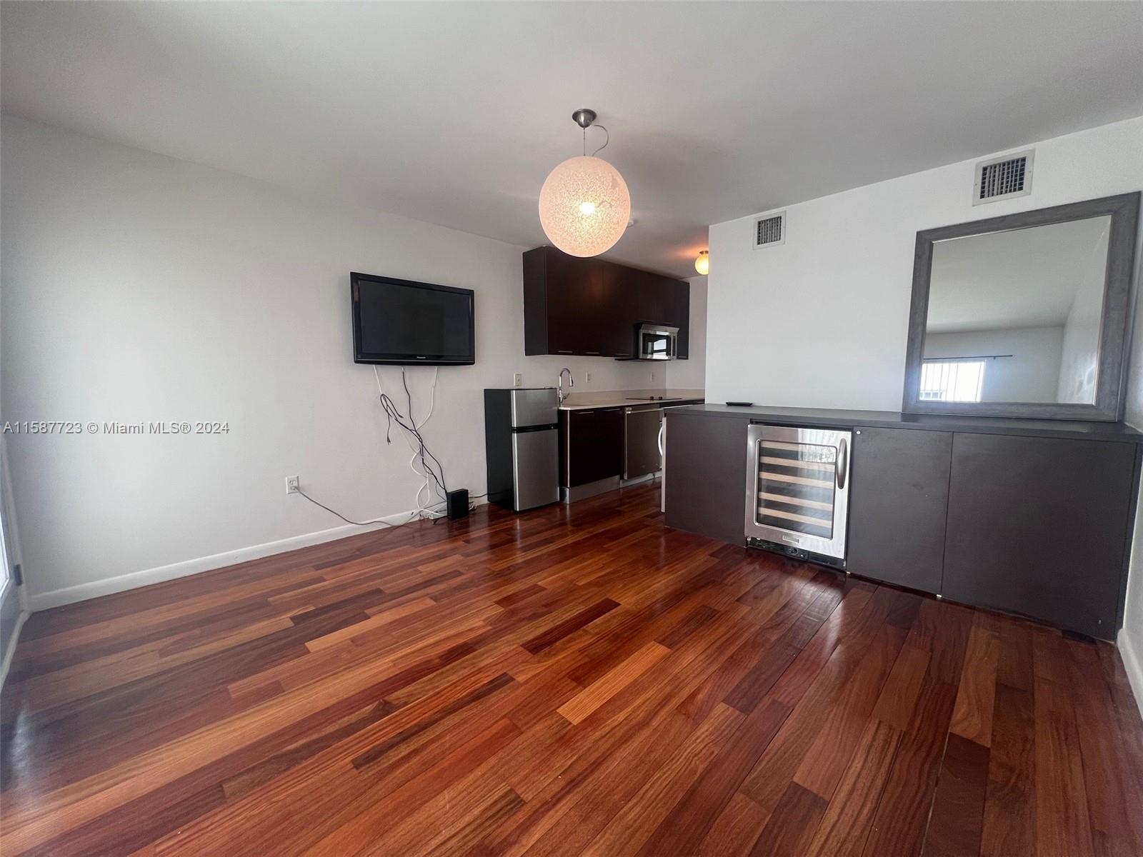 ETRURIA CONDO - Residential