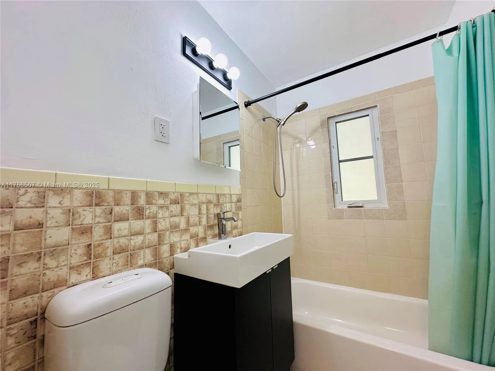 North Miami, Florida 33168, United States, 2 Bedrooms Bedrooms, ,1 BathroomBathrooms,Residential,Active,93451