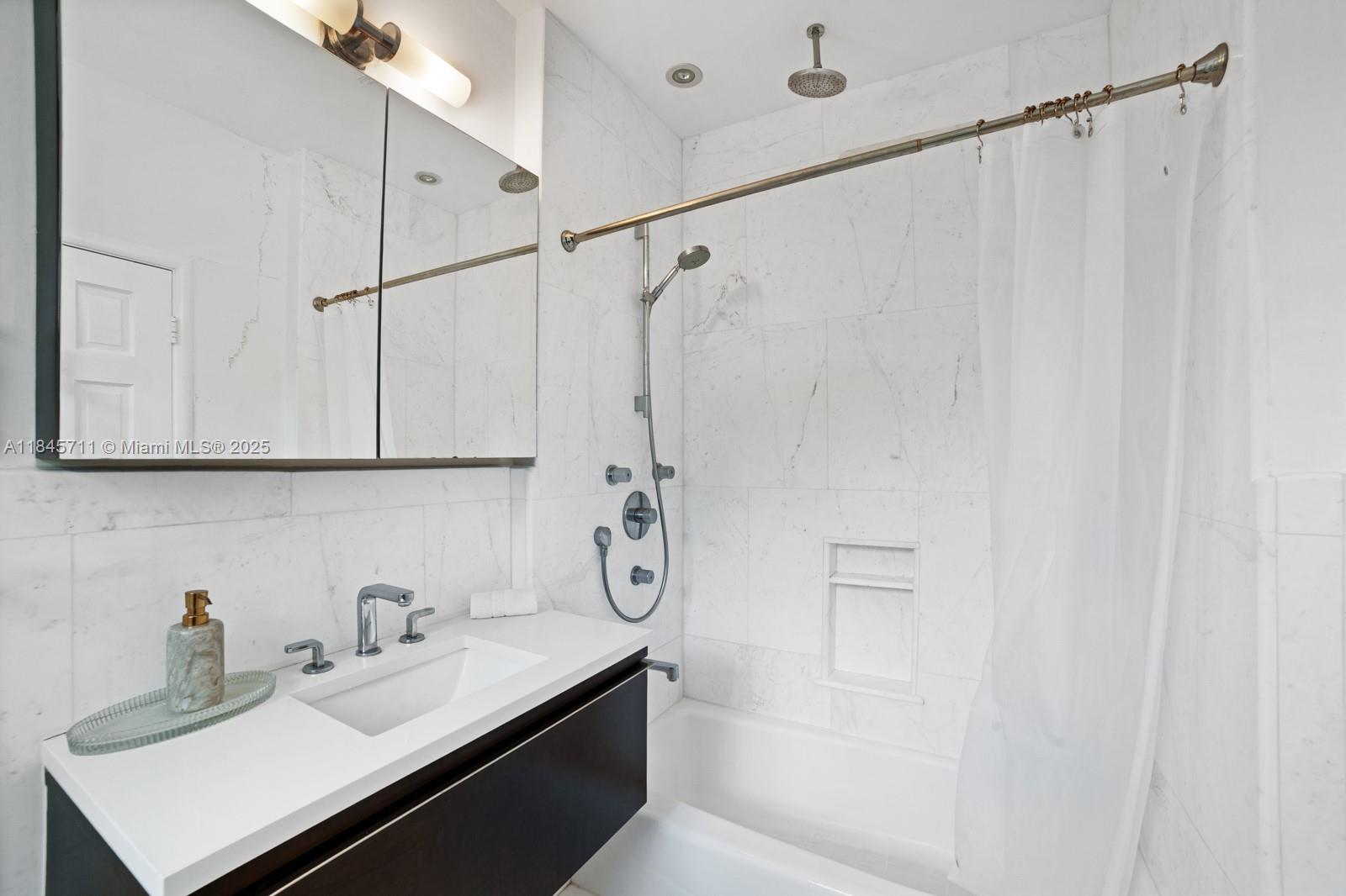 SAN MARINO ISLAND - Residential