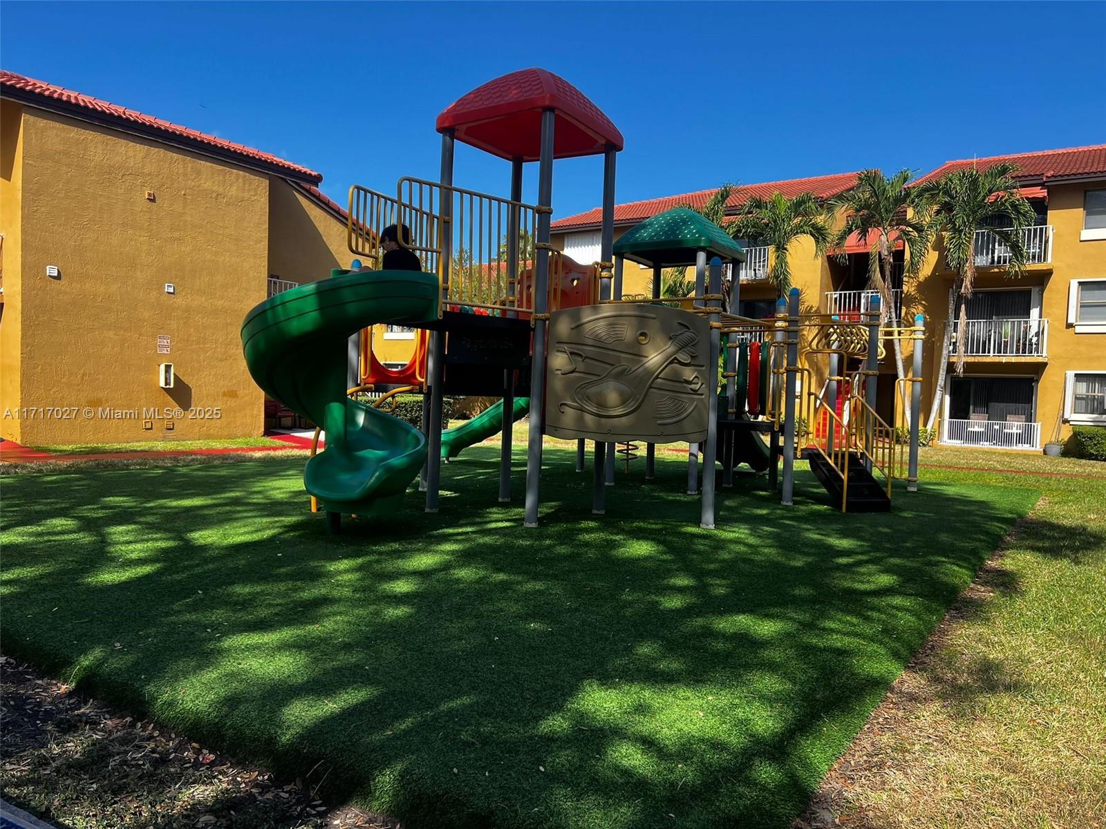 THE COURTS AT KENDALL CON - Residential