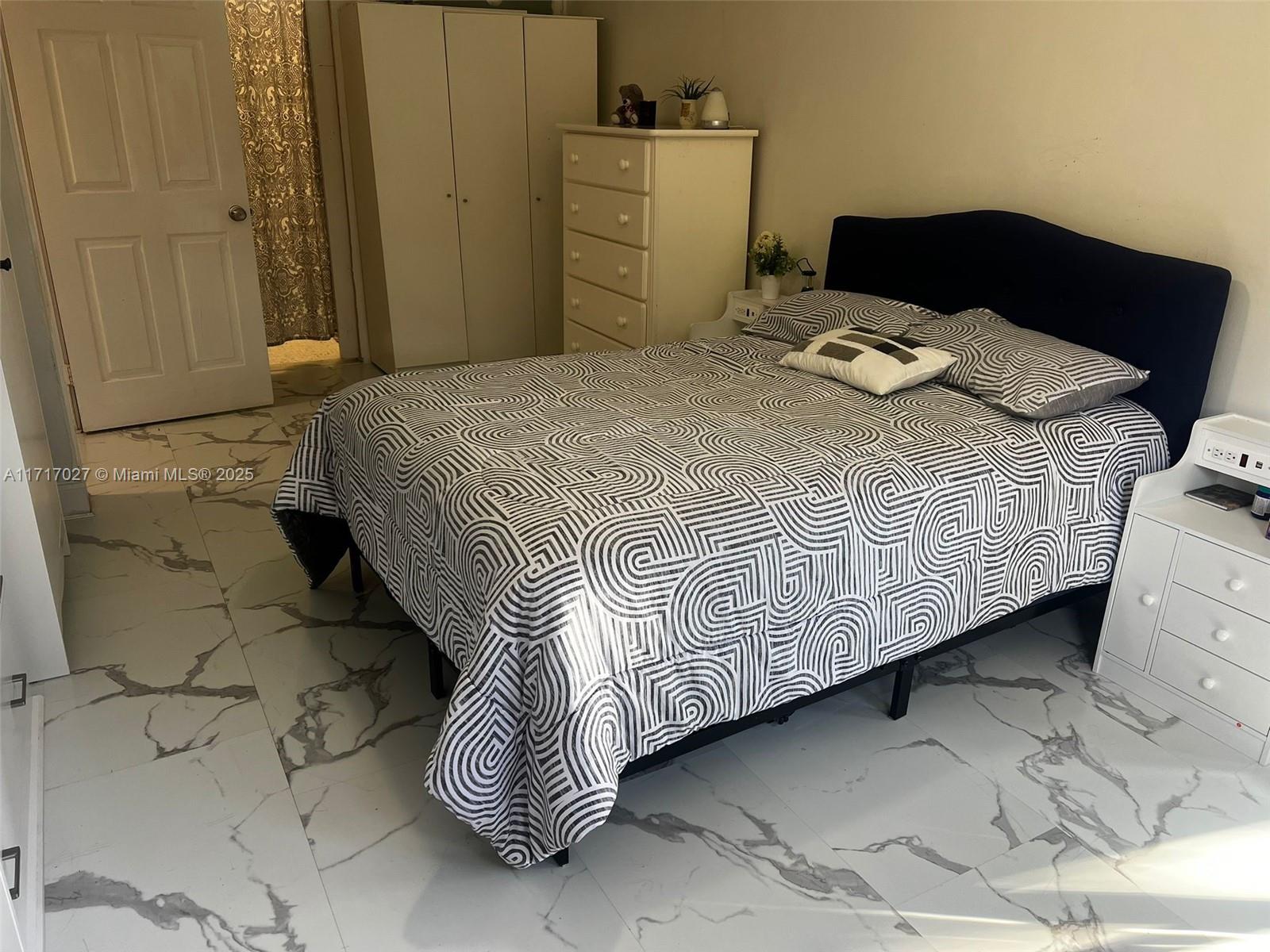 THE COURTS AT KENDALL CON - Residential