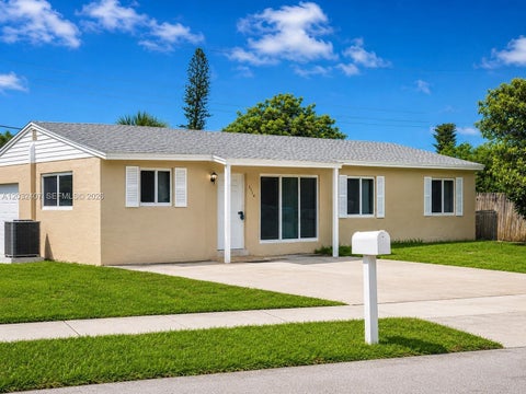 Photo of 2124 SW 42nd Ter, Fort Lauderdale, FL 33317 (MLS # A12032407)