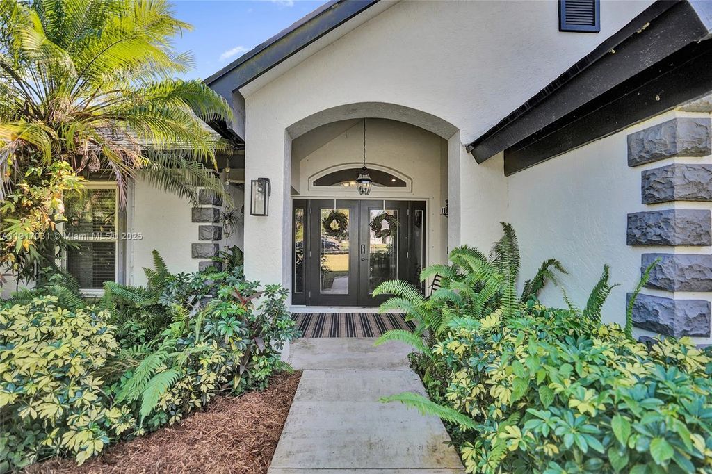 Photo of 14194 N 88th Pl N, Loxahatchee, FL 33470 (MLS # A11917031)