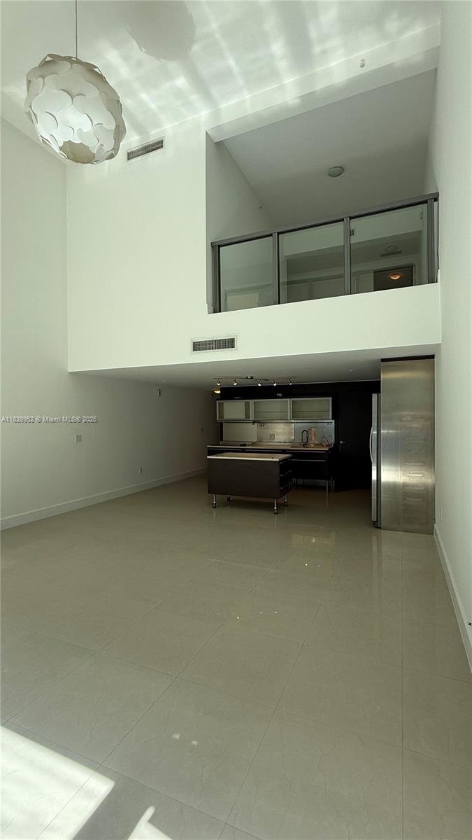6000 Collins Ave 323