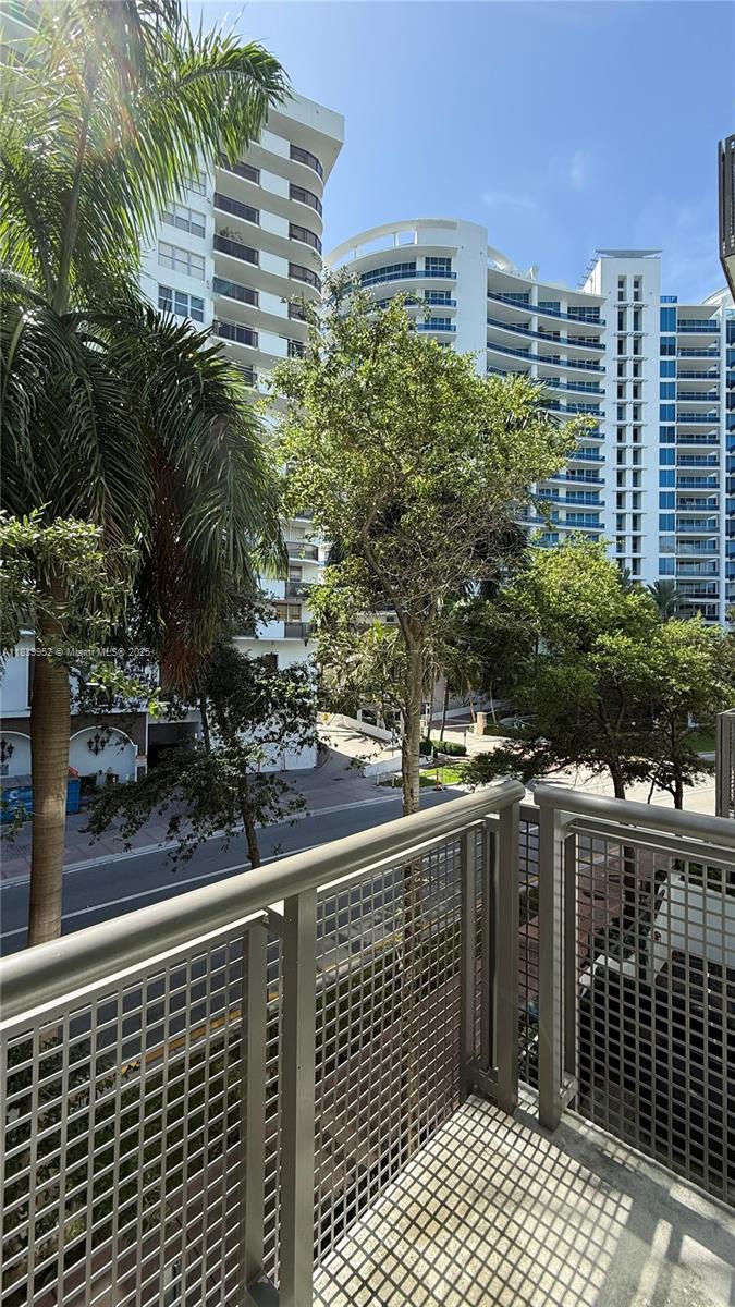6000 Collins Ave 323