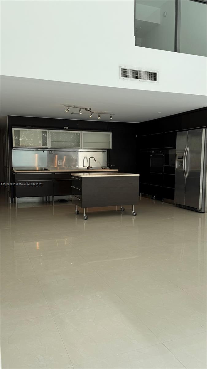 6000 Collins Ave 323