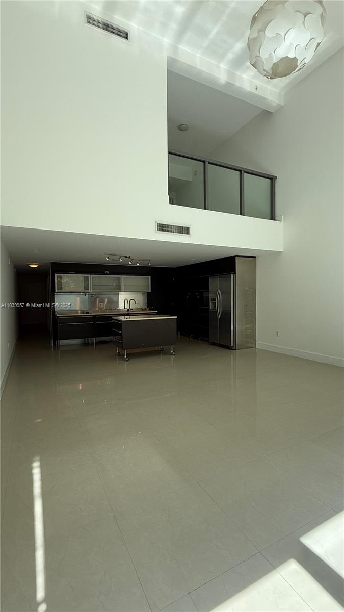 6000 Collins Ave 323