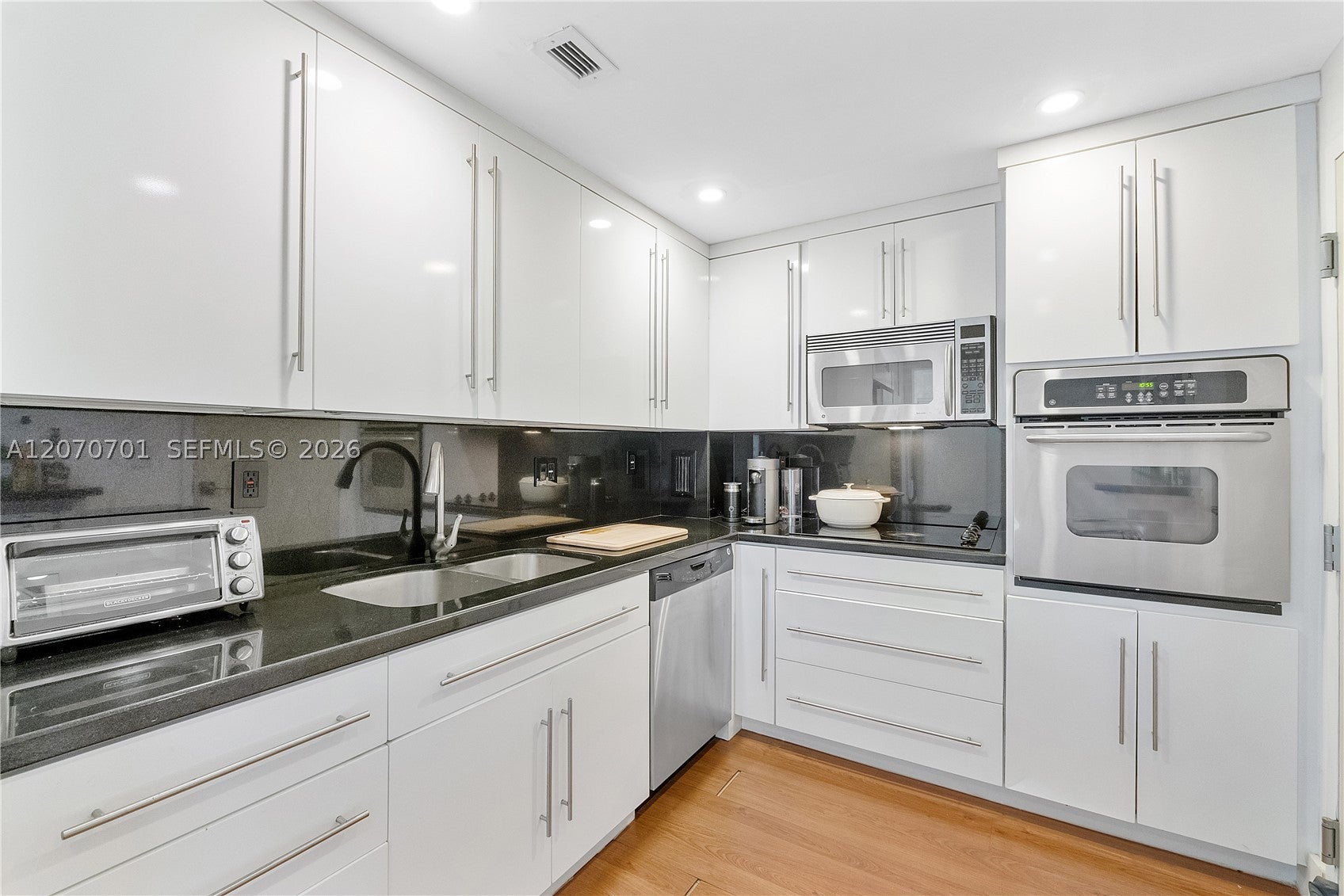 90 Edgewater Dr 917
