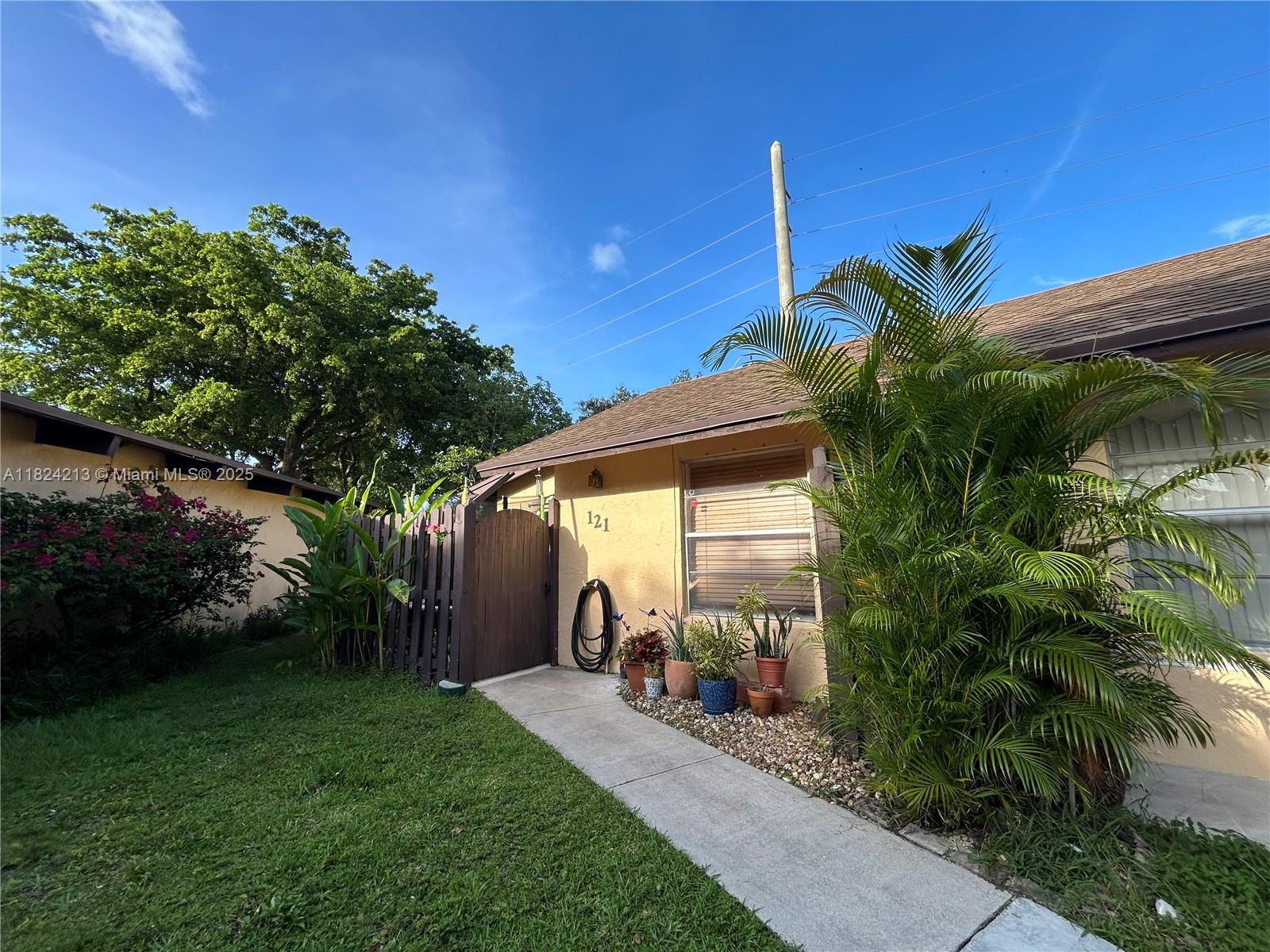 121 Briarwood Cir 1-5, Hollywood, Broward County, Florida - 2 Bedrooms  
2 Bathrooms - 