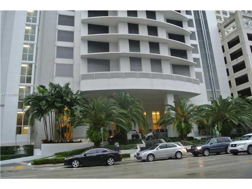 !!!! FINANCING AVAILABLE WITH QUALIFICATION FOR 5% DOWN PAYMENT ONLY.!!! DONT MISS THE OPORTUNITY TO OWN AT THE PLAZA ON BRICKELL. THIS IS A 1 BEDROOM 1 BATHROOM UNIT WITH BEAUTIFUL CITY SKYLINE VIEWS FROM THE 36TH FLOOR, WASHER & DRYER INSIDE, STAINLESS STEEL APPLIANCES WITH GRANITE TOPS, WATERPROOF LAMINATED WOOD FLOORS AND TILE. THE PLAZA HAS 5 STARS AMENITIES, LIKE A GREAT POOL AREA WITH JACUZZI, BUSINESS CENTER, THEATHER, GYM, GAME ROOM WITH A POOL TABLE, 24 HRS. VALET, LOBBY ATTENDANCE, AND MORE. WITHIN WALKING DISTANCE TO FINE DINNING, SHOPING AT BRICKELL CITY CENTER MALL, AND ENTERTAIMENT.