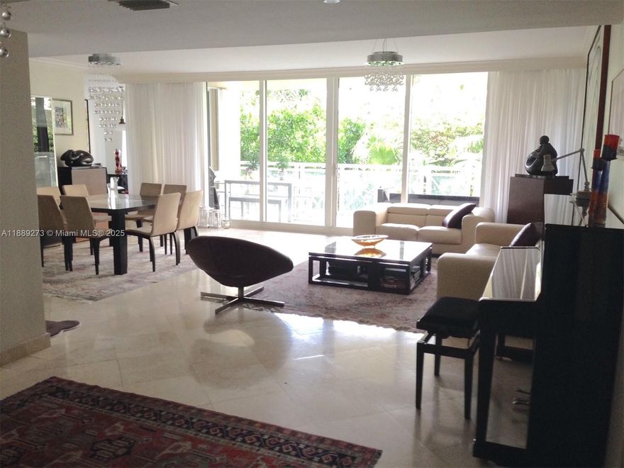 Great oportunity to rent an amazing unit at the Grand Bay. 3 bedrooms + den + service bedroom. In total 5 bedrooms with 5 full bathrooms. Full of light with a great garden view from all 3 terraces and windows. Beach access and great amanities: Gym, Restaurant, Valet, Tennis. Direct access from elevator.