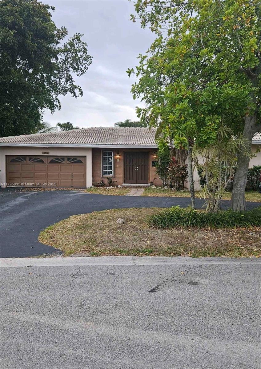 Property for Sale at 10840 Nw 40th St, Coral Springs, Broward County, Florida - Bedrooms: 4 
Bathrooms: 2  - $700,000