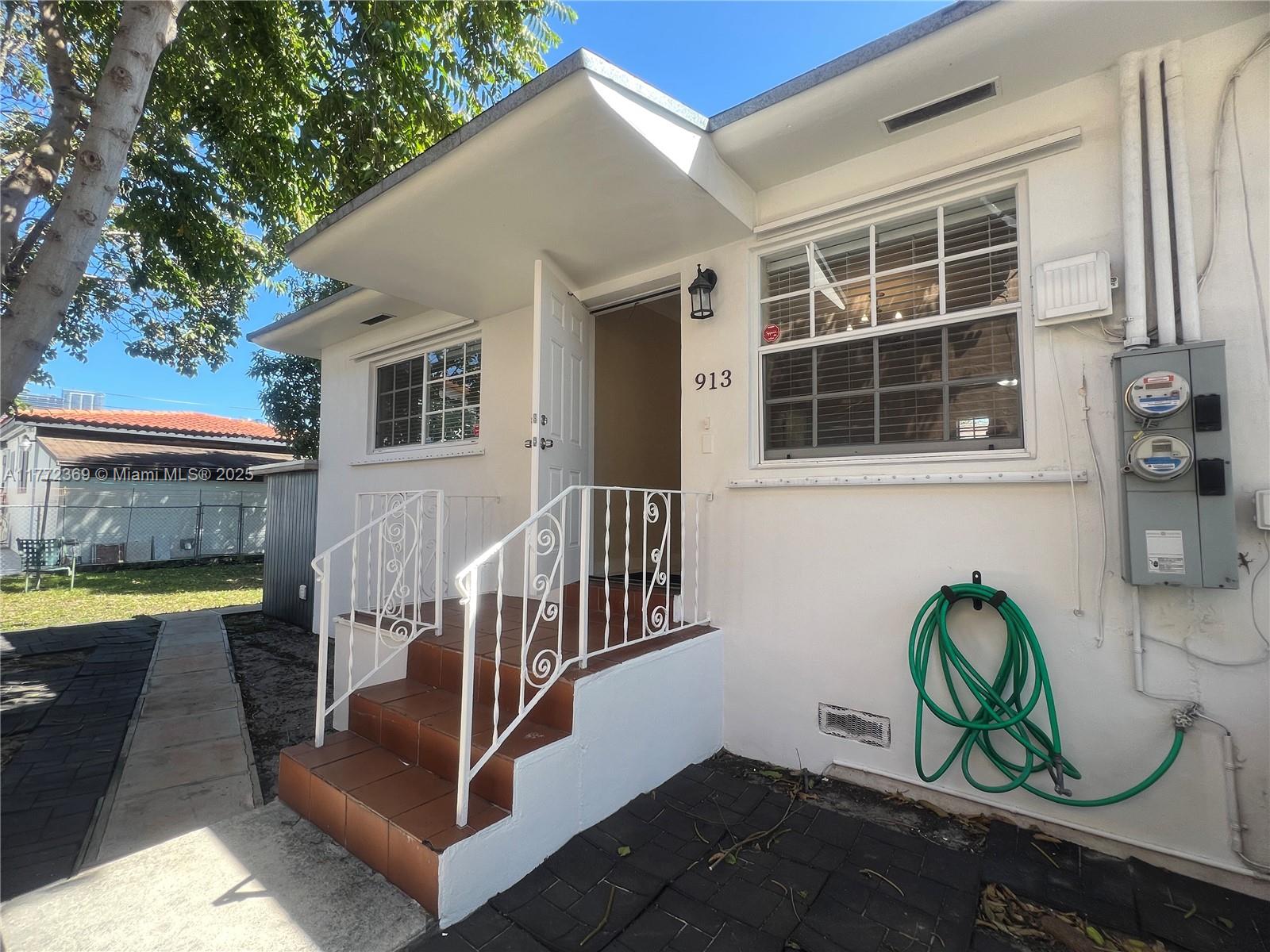 913 Sw 8th Ct 913, Miami, Broward County, Florida - 2 Bedrooms  
1 Bathrooms - 