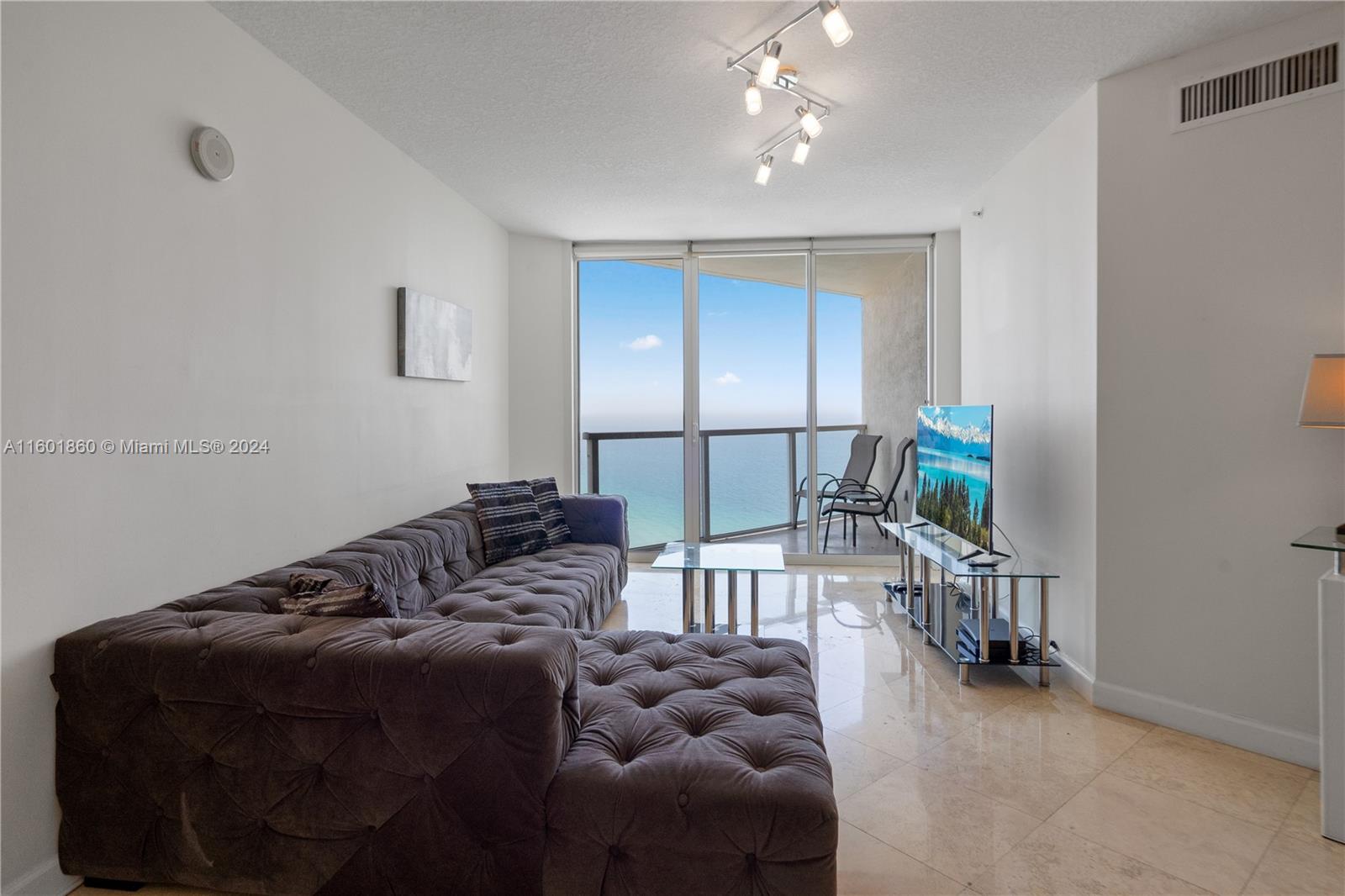 LA PERLA CONDO - Residential Lease