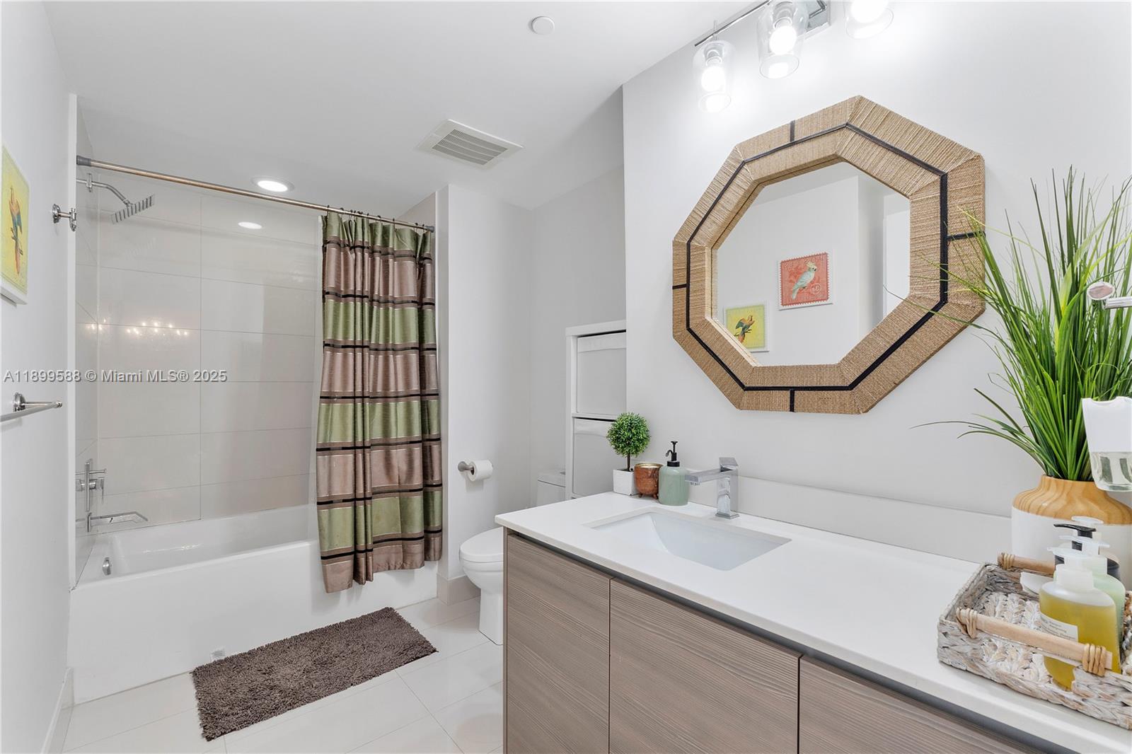 ICON BAY CONDO - Residential Lease