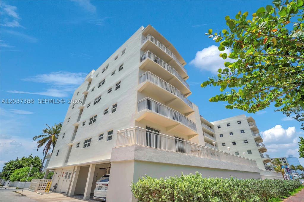 Photo of 901 S Surf Rd #506, Hollywood, FL 33019 (MLS # A12037388)